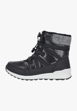 Botte de cheville noire imperméable avec un col texturé gris, système de laçage élastique et semelle en caoutchouc blanche. Offre des matériaux durables et un bon soutien.