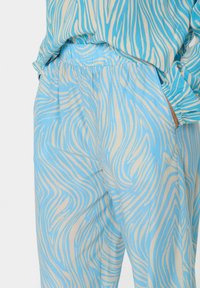 Saint Tropez JESSICA - Stoffhose - blue leaves strokes
