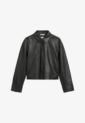 Zwarte leren cropped jack met een spitse kraag, voorknopsluiting en lange mouwen. Gladde textuur en minimalistisch ontwerp.