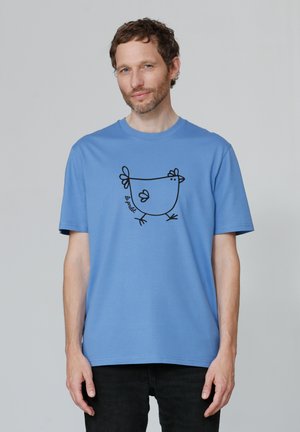 Blauwe katoenen t-shirt met korte mouwen, voorzien van een zwart cartoon kip ontwerp aan de voorkant. Zachte textuur, ronde hals, ontspannen pasvorm.
