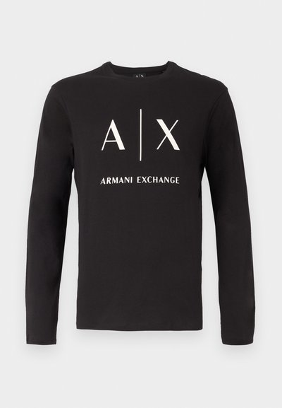 Черен риза с дълъг ръкав с бял надпис "A|X Armani Exchange" отпечатан на гърдите на едноцветен фон.