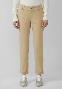 Beige chinos met een normale fit, opgerolde mouwen en een sluiting met een knop aan de voorkant. Gemaakt van geweven stof met een gladde textuur.