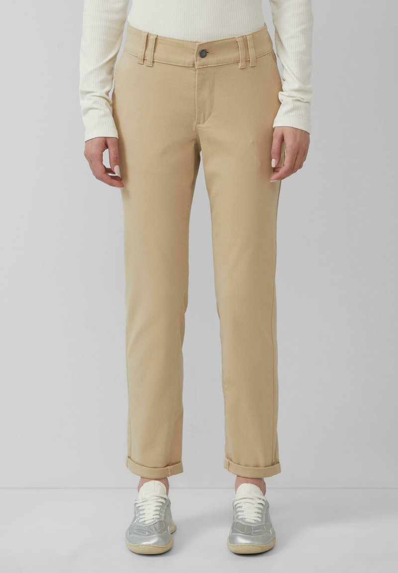 Beige chinos met een normale fit, opgerolde mouwen en een sluiting met een knop aan de voorkant. Gemaakt van geweven stof met een gladde textuur.
