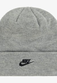 Gorro de malha cinza com textura canelada, dobra na parte superior e logótipo da Nike em preto bordado na frente.