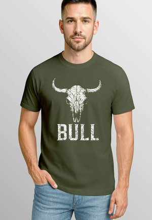 MIT VINTAGE STIERSCHÄDEL FRONT SCHRIFTZUG – KURZARM - T-Shirt print - army