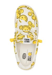 Witte canvas instappers met een gele smiley patroon, gele accenten en een rubberen zool. Bevat een logo label aan de zijkant.