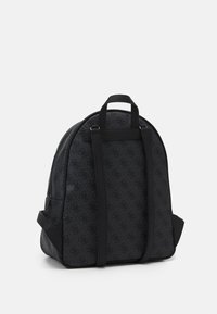 Zaino nero con un design testurizzato, caratterizzato da una forma arrotondata, doppi manici superiori e spallacci regolabili. Presenti chiusure a cerniera.