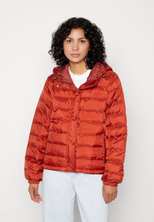 Κόκκινο φουσκωτό μπουφάν με γυαλιστερή επιφάνεια, διαθέτει κουκούλα, μπροστινή κλείσιμο με κουμπιά και ελαστικές μανσέτες. Υφή με καπιτονέ μοτίβο σε όλη την επιφάνεια.