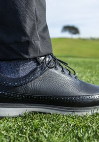 adidas Golf MODERN CLASSIC 80 SPIKELESS - Golfskor - core black/dark silver metallic/grey