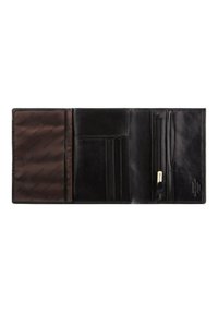 Portafoglio in pelle nera con una texture liscia, dotato di più scomparti per carte, una tasca con zip e un rivestimento interno brandizzato marrone.