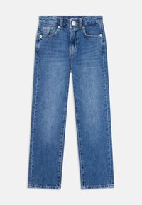 Blå rakben denimjeans med fem fickor, bälteshällor och en silverfärgad knappstängning vid midjan på en vit bakgrund.