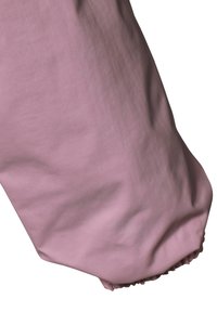 Ljusrosa ärm av mjukt tyg, med en detaljerad samlad manschett. Slät yta med minimala veck synliga.