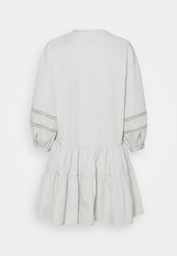 Jasnozielona sukienka z bufiastymi rękawami, koronkowymi detalami przy mankietach i warstwowym dołem. Wykonana z miękkiego materiału.