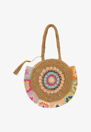 Rund flettet stråtaske med farverige hæklede blomster mønstre og dobbelte håndtag, med en kvast med træperler på den ene side.