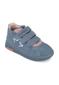 Zapatillas de ante azul con acentos rosas, tres correas de Velcro, punta redonda y costuras decorativas blancas. Presenta un logo de marca en el costado.