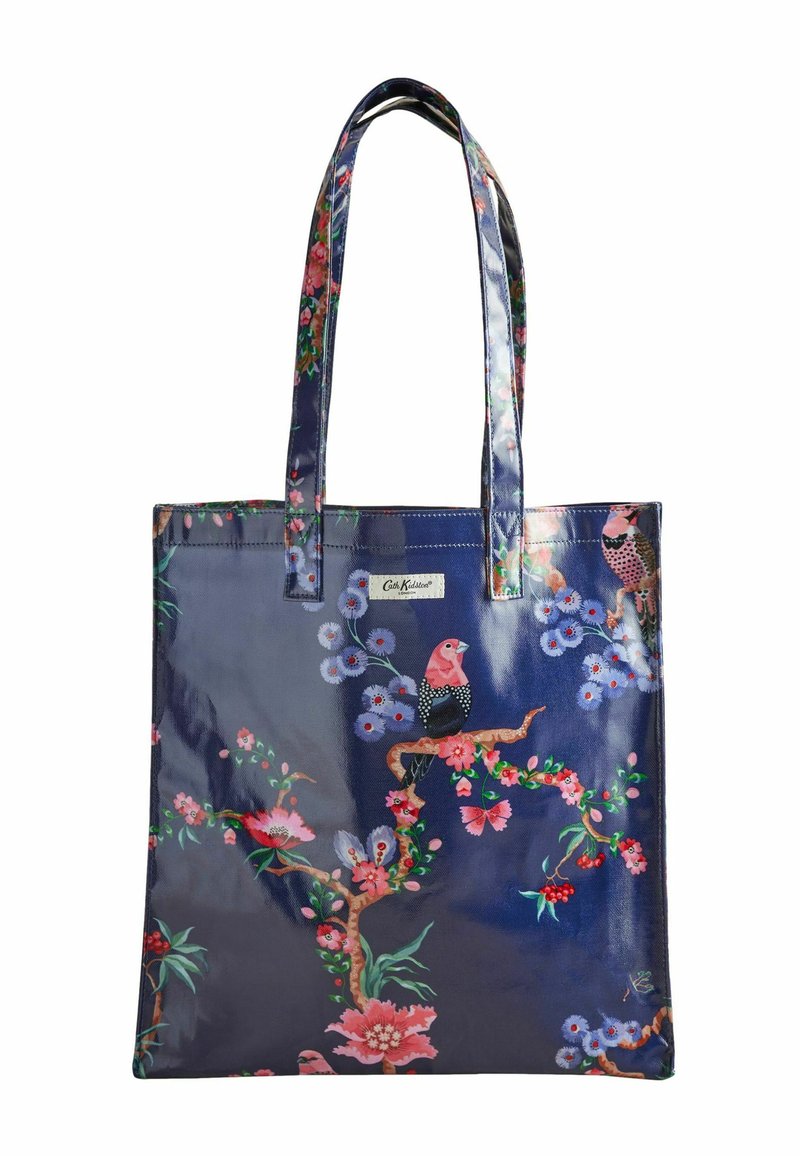 Marineblauwe tote bag met glanzende afwerking, voorzien van kleurrijke bloemen- en vogelpatronen, twee stevige handvatten, rechthoekige vorm en subtiele merkdetails.