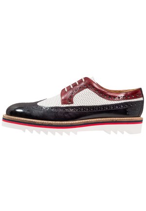 Męski brog ze skórą perforowaną w kolorze białym, akcentami w kolorze burgundowym i czarnym, grubą podeszwą z czerwono-niebieskimi paskami oraz ząbkowaną białą podeszwą zewnętrzną.