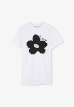 T-shirt en coton blanc arborant un grand motif de fleur noire avec un centre rose et des accents en pointillé, avec le texte "Marc Jacobs" au-dessus de la fleur.