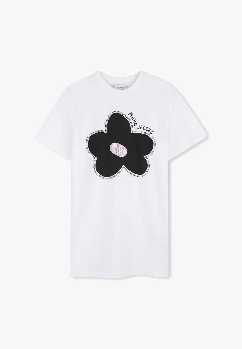 Hvid bomulds-T-shirt med stort sort blomstergrafik med lyserød midte og prikkede detaljer, og teksten "Marc Jacobs" over blomsten.