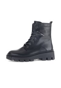Botte chelsea en cuir noir à lacets avec une semelle à crampons épaisse, bout rond, accents métalliques et col rembourré pour un confort supplémentaire.