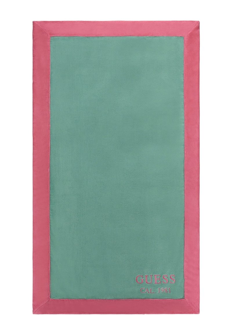 Asciugamano rettangolare con un centro verde e un bordo rosa. Realizzato in tessuto morbido con la scritta stampata "GUESS CAL 1981" nell'angolo in basso.