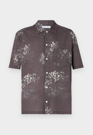 Camisa de manga curta em tecido cinza escuro com um padrão floral em tons mais claros, um design com botão e um bolso no peito.
