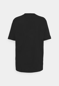 Camiseta negra de manga corta con cuello redondo y un diseño liso, hecha de suave tela de algodón, que muestra un ajuste relajado y sin detalles distintivos.