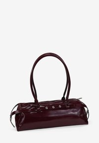Bolso de piel burdeos con asas dobles, forma rectangular alargada, detalles en hardware plateado, textura brillante y broches en la parte superior.