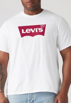 Weißes Baumwoll-T-Shirt mit einem großen roten Levi's-Logo in einer stilisierten Form auf der Vorderseite. Standardpassform mit kurzen Ärmeln und Rundhalsausschnitt.