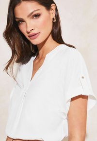 Lipsy UTILITY SHORT ROLL SLEEVE - REGULAR FIT - Camicetta - white