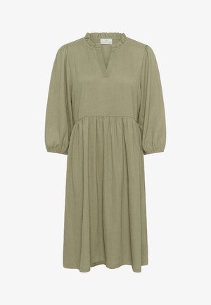 Tamsiai žalia suknelė iš tekstūruoto audinio, turinti V formos iškirptę, raukšlėtą apykaklę ir 3/4 ilgio pūstines rankoves su laisva sijona.