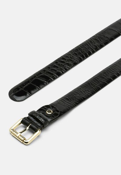 Melnas krokodila raksts ādas jostas ar spīdīgu apdari, kurai ir zelta krāsas metāla sprādze un gluda aizmugures tekstūra.