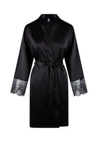 Peignoir en satin noir à manches longues, avec des accents en dentelle aux poignets, noué avec une ceinture assortie, texture lisse tout au long.