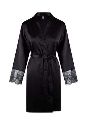 Peignoir en satin noir à manches longues, avec des accents en dentelle aux poignets, noué avec une ceinture assortie, texture lisse tout au long.
