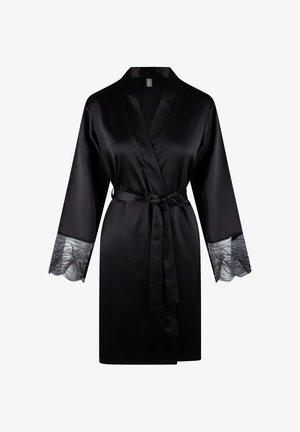 Robe di raso nero con maniche lunghe, caratterizzata da accentuazioni in pizzo ai polsini, legata con una cintura coordinata, con una texture liscia in tutto.