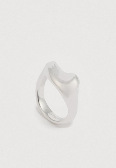 Ezüst gyűrű polírozott felülettel, sima, ívelt kialakítással; jellegzetes aszimmetrikus forma és fényes felület jellemzi.