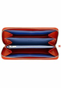 Portafoglio in pelle rossa con chiusura a zip, dotato di più scomparti in blu e rosso, inclusi porta carte e una tasca con zip.