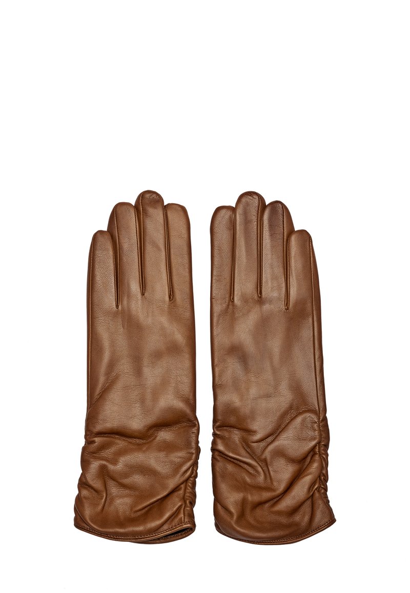 Ein Paar braune Lederhandschuhe mit gerafften Details an den Handgelenken, flach ausgelegt mit ausgestreckten Fingern, auf weißem Hintergrund.