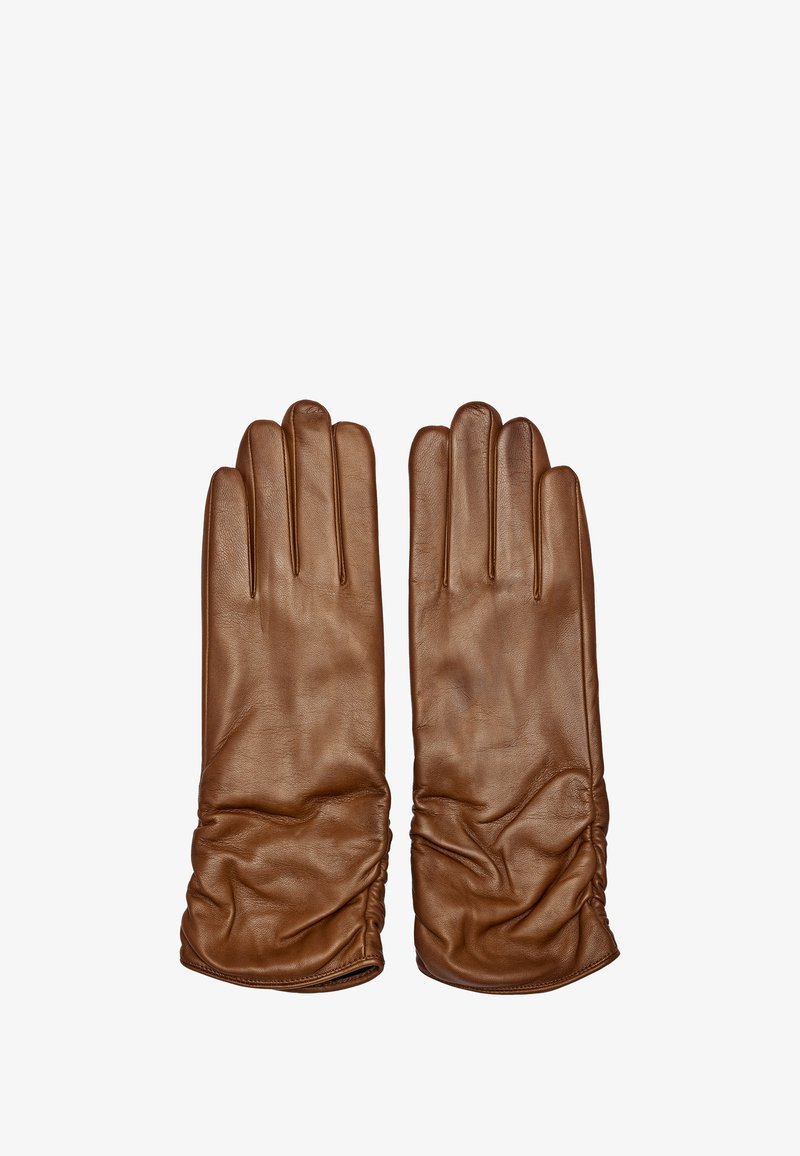 Une paire de gants en cuir marron avec un détail froncé aux poignets, posés à plat avec les doigts étendus, sur un fond blanc.