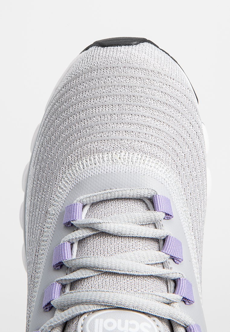 Scarpa sportiva grigio chiaro con tomaia in maglia testurizzata, asole per i lacci color lavanda e lacci piatti vista dall'alto nella zona delle punte.