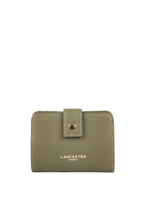 Petit portefeuille en cuir vert olive avec fermeture à bouton-pression et logo Lancaster Paris embossé en doré sur le devant.