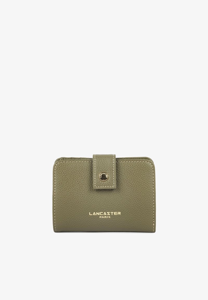 Petit portefeuille en cuir vert olive avec fermeture à bouton-pression et logo Lancaster Paris embossé en doré sur le devant.
