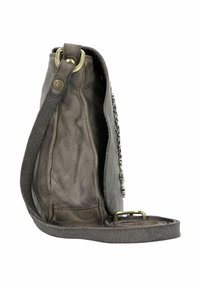 La borsa a tracolla in pelle grigia presenta una superficie testurizzata, dettagli metallici e una tracolla lunga. La vista laterale mette in risalto la sua forma profilata.
