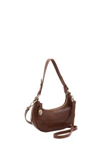 Borsa a tracolla in pelle marrone con forma curva, tracolla intrecciata, chiusura con zip e dettagli in metallo dorato. Presenta un evidente dettaglio di cucitura.