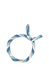 Foulard di seta in tonalità blu, con righe diagonali di blu chiaro e crema. Annodato a cerchio con una texture liscia.