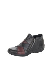 Botines de cuero negro y burdeos con un acabado texturizado, que cuentan con una cremallera lateral y una suela baja y contorneada para mayor comodidad.