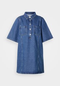 Φόρεμα από τζιν με γιακά, κοντά μανίκια, κούμπωμα με κουμπιά μπροστά και δύο τσέπες στο στήθος. Διαθέτει σκούρο μπλε πλύσιμο και ίσια γραμμή.