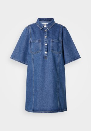 Rochie din denim cu guler, mâneci scurte, închidere frontală cu nasturi și două buzunare la piept. Are o nuanță albastru închis și croială dreaptă.