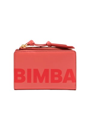 Koronkowa skórzana saszetka z wyraźnym logo "BIMBA". Posiada zamek błyskawiczny i mały uchwyt. Gładka tekstura, kompaktowy prostokątny kształt.