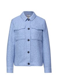 Jasnoniebieska wełniana kurtka o teksturowanej powierzchni, z dwoma kieszeniami na piersi, zapięciem na guziki i kołnierzem.